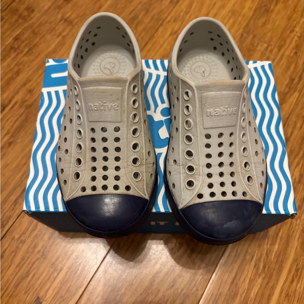 Native Kids Water Shoes - Cream and Navy